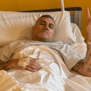 接受膝盖手术！意大利名宿维耶里晒住院图：这一关也闯过去了